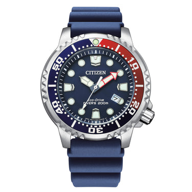 Diver's professionale certificato ISO 6425 Eco Drive (a carica luce infinita), riserva di carica di 180 giorni. OROLOGIO DA SUB ROSSO E BLU Cassa in acciaio, cinturino in morbido poliuretano. Vetro minerale. Ghiera girevole unidirezionale. Indici e sfere ad alta luminosità. Fondo e corona serrati a vite. WR 20 bar.